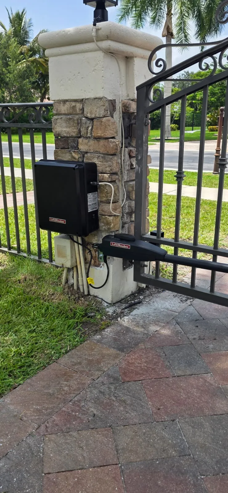 LiftMaster LA400 in Davie: Gate Grinding on the Ground, No App Control